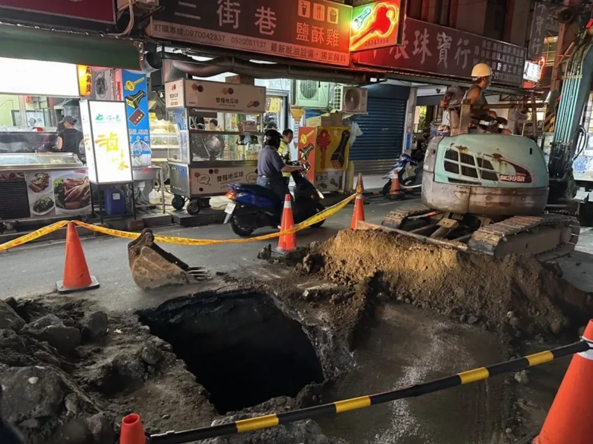 士林區驚見天坑還不斷擴大  警急封鎖